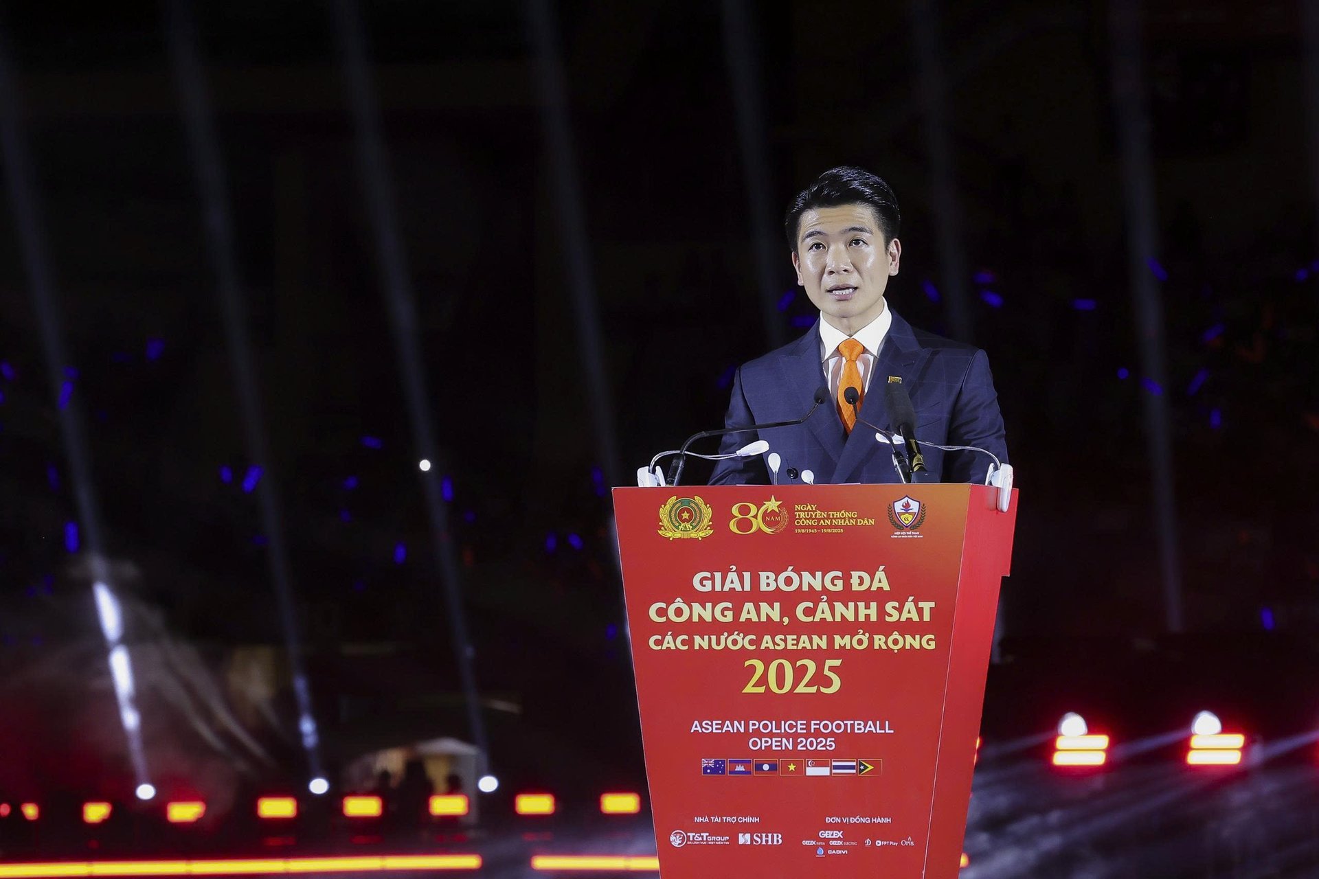 Phó Chủ tịch HĐQT Ngân hàng SHB Đỗ Quang Vinh khẳng định Tập đoàn T&T và Ngân hàng SHB luôn xem việc đồng hành cùng các hoạt động thể thao, văn hóa và cộng đồng là sứ mệnh của mình. Phó Chủ tịch HĐQT Ngân hàng SHB Đỗ Quang Vinh khẳng định Tập đoàn T&T và Ngân hàng SHB luôn xem việc đồng hành cùng các hoạt động thể thao, văn hóa và cộng đồng là sứ mệnh của mình.