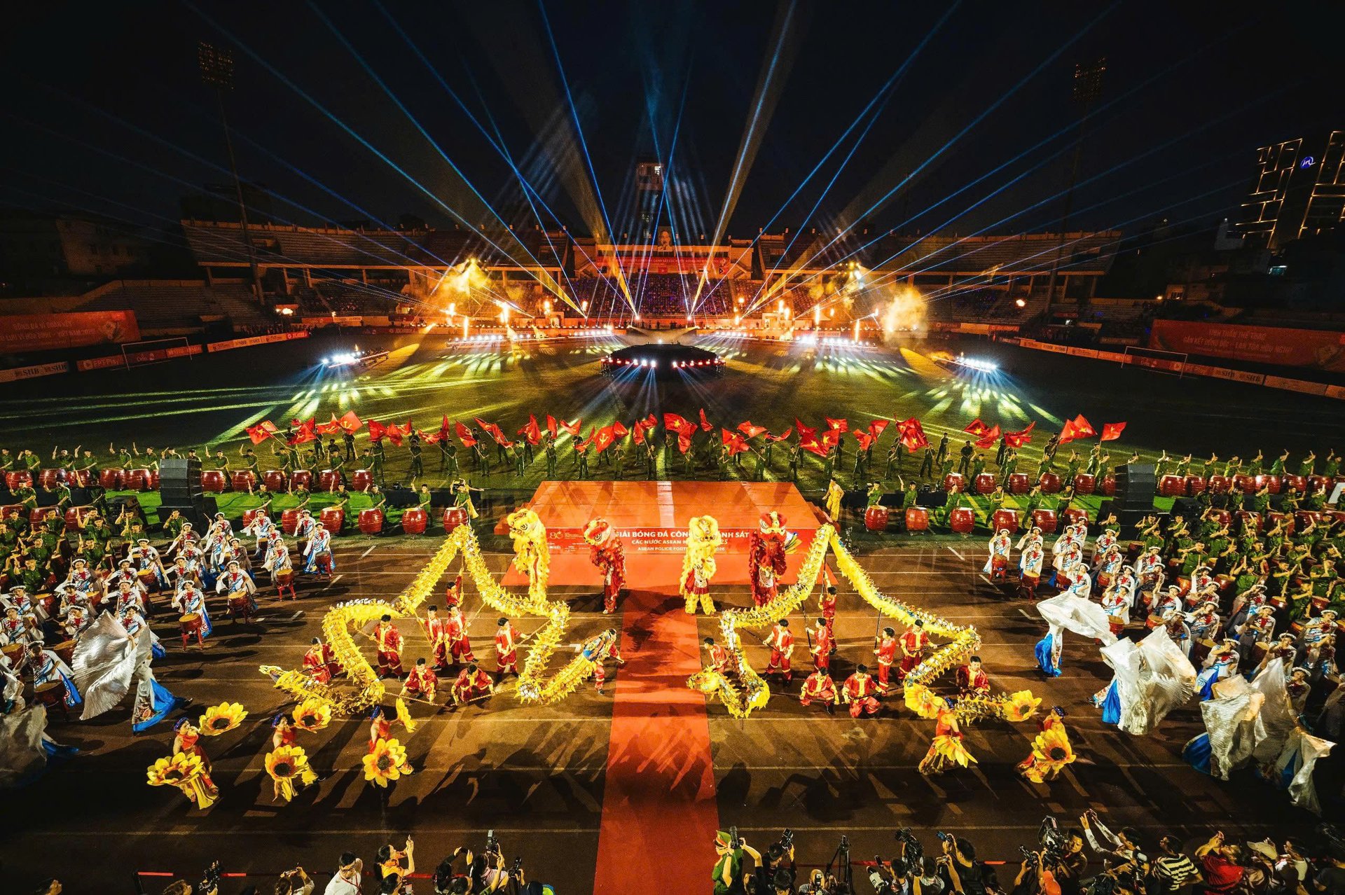 Với sự đầu tư công nghệ hiện đại như laser mapping, sân khấu di động, hiệu ứng ánh sáng 360 độ, công nghệ trình chiếu..., lễ khai mạc Giải bóng đá Công an, Cảnh sát các nước ASEAN mở rộng 2025 đạt chuẩn như các sự kiện quốc tế lớn. Với sự đầu tư công nghệ hiện đại như laser mapping, sân khấu di động, hiệu ứng ánh sáng 360 độ, công nghệ trình chiếu..., lễ khai mạc Giải bóng đá Công an, Cảnh sát các nước ASEAN mở rộng 2025 đạt chuẩn như các sự kiện quốc tế lớn.