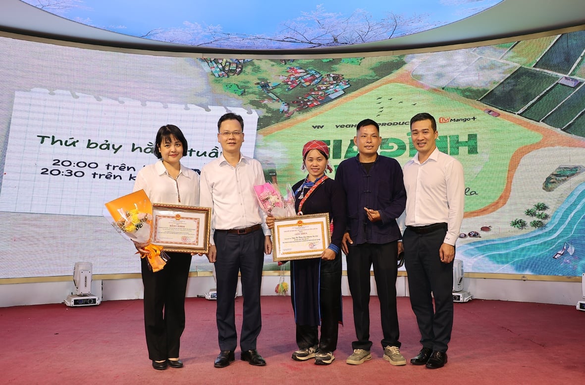 Ông Nguyễn Thành Sinh - Phó Chủ tịch UBND tỉnh Lào Cai (đứng thứ 2 từ trái sang), trao tặng Bằng khen cho Gia đình Haha. Ông Nguyễn Thành Sinh - Phó Chủ tịch UBND tỉnh Lào Cai (đứng thứ 2 từ trái sang), trao tặng Bằng khen cho Gia đình Haha.