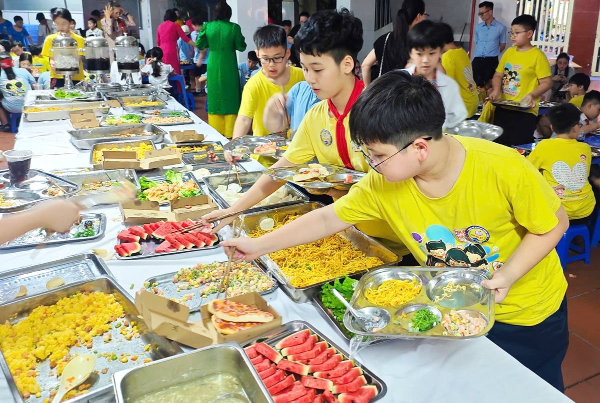 Hà Nội chuẩn bị bữa ăn bán trú cho học sinh năm học 2025-2026. Ảnh: Huy Đen. Hà Nội chuẩn bị bữa ăn bán trú cho học sinh năm học 2025-2026. Ảnh: Huy Đen.