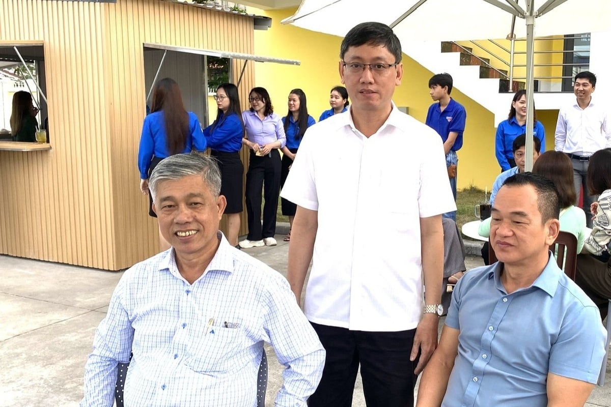 Nhiều lãnh đạo phường Phú Lợi đã có mặt tại buổi cà phê sáng với người dân và doanh nghiệp để trực tiếp gặp gỡ, ghi nhận ý kiến, kiến nghị. Ảnh: Khắc Tâm. Nhiều lãnh đạo phường Phú Lợi đã có mặt tại buổi cà phê sáng với người dân và doanh nghiệp để trực tiếp gặp gỡ, ghi nhận ý kiến, kiến nghị. Ảnh: Khắc Tâm.