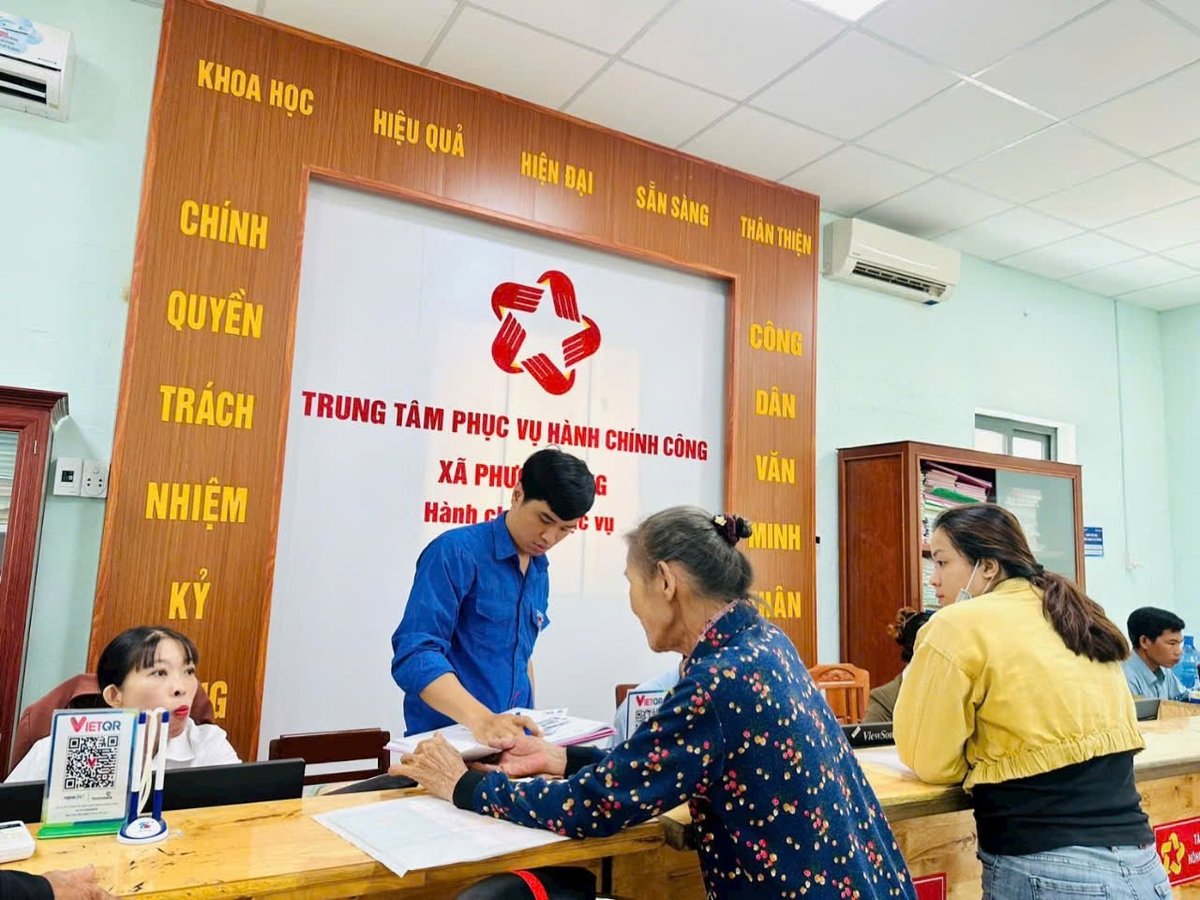 Người dân đến giải quyết thủ tục ở Trung tâm Phục vụ hành chính công xã. Ảnh: Võ Hà. Người dân đến giải quyết thủ tục ở Trung tâm Phục vụ hành chính công xã. Ảnh: Võ Hà.