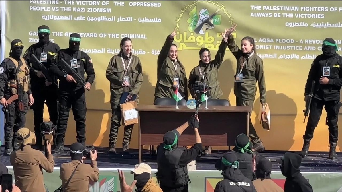 4 nữ binh sĩ Israel bị giam giữ tại Gaza từ vụ tấn công ngày 7/10/2023, đã được Hamas thả tự do theo thỏa thuận ngừng bắn và trao đổi tù nhân tại Thành phố Gaza vào ngày 25/1. Ảnh: The Guardian. 4 nữ binh sĩ Israel bị giam giữ tại Gaza từ vụ tấn công ngày 7/10/2023, đã được Hamas thả tự do theo thỏa thuận ngừng bắn và trao đổi tù nhân tại Thành phố Gaza vào ngày 25/1. Ảnh: The Guardian.