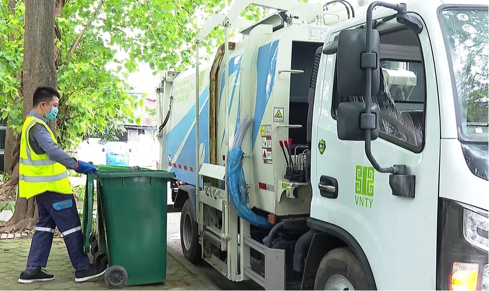 Xe có trục nâng thùng từ bên hông, kết nối trực tiếp với thùng rác ven đường. Ảnh: VNTY. Xe có trục nâng thùng từ bên hông, kết nối trực tiếp với thùng rác ven đường. Ảnh: VNTY.