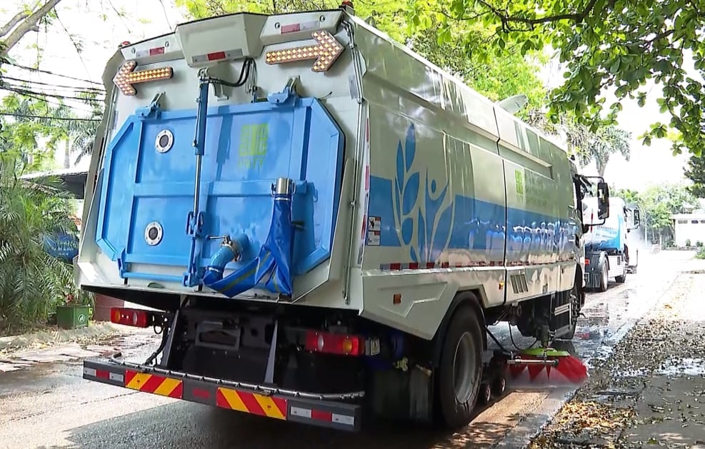 Phía sau xe được trang bị súng phun cầm tay và đèn cảnh báo to, rõ ràng. Ảnh: VNTY. Phía sau xe được trang bị súng phun cầm tay và đèn cảnh báo to, rõ ràng. Ảnh: VNTY.