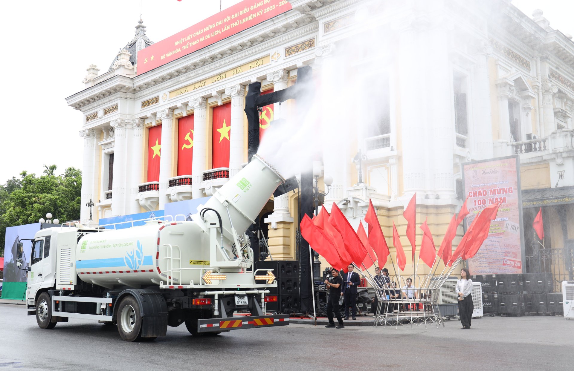 Xe phun sương dập bụi đa năng (pháo xa sương mù) được kỳ vọng là giải pháp giúp giảm ô nhiễm không khí. Ảnh: Hoàng Hiền.