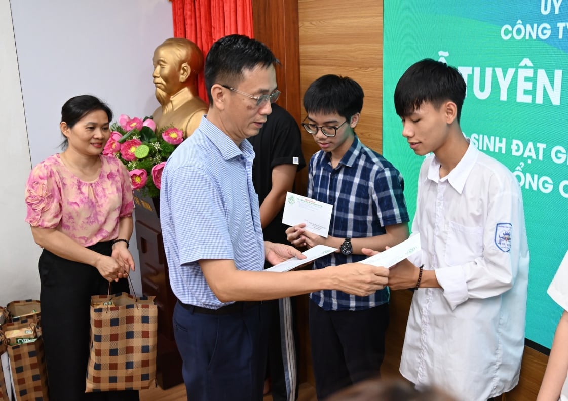 Tổng Giám đốc Phạm Văn Đức trao quà cho các học sinh tại Lễ tuyên dương. Ảnh: Ngọc Hiệp. Tổng Giám đốc Phạm Văn Đức trao quà cho các học sinh tại Lễ tuyên dương. Ảnh: Ngọc Hiệp.