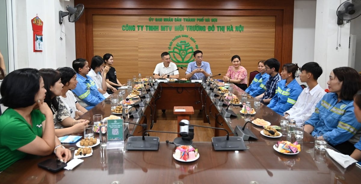 Đại diện lãnh đạo Công ty, lãnh đạo Công đoàn gặp gỡ công nhân và các con của công nhân có thành tích cao trong học tập. Ảnh: Ngọc Hiệp. Đại diện lãnh đạo Công ty, lãnh đạo Công đoàn gặp gỡ công nhân và các con của công nhân có thành tích cao trong học tập. Ảnh: Ngọc Hiệp.