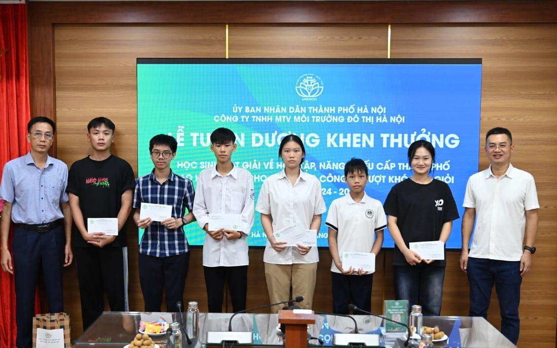 Tổng Giám đốc Phạm Văn Đức, Phó Tổng Giám đốc Phạm Cao Thắng tặng quà các học sinh xuất sắc giành giải tại các kỳ thi cấp thành phố về học tập và năng khiếu. Ảnh: Ngọc Hiệp. Tổng Giám đốc Phạm Văn Đức, Phó Tổng Giám đốc Phạm Cao Thắng tặng quà các học sinh xuất sắc giành giải tại các kỳ thi cấp thành phố về học tập và năng khiếu. Ảnh: Ngọc Hiệp.