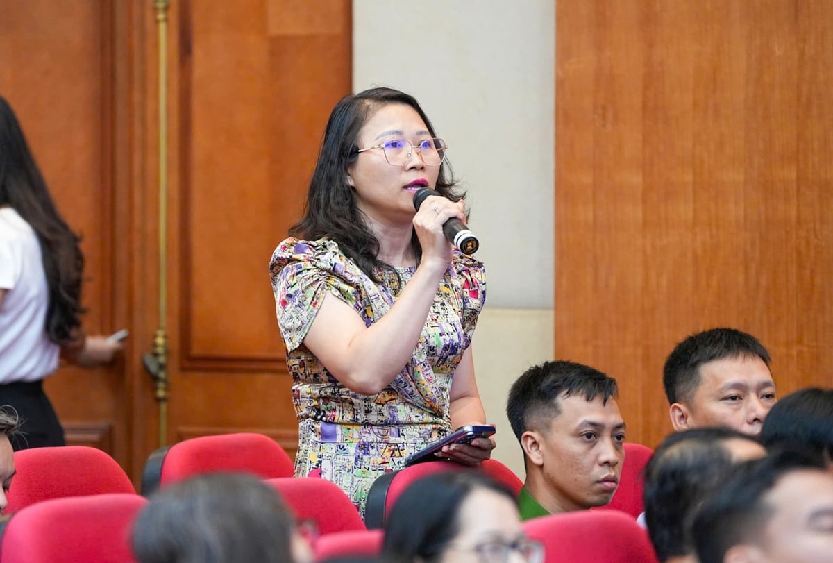 Cử tri tham gia ý kiến tại buổi tiếp xúc cử tri. Ảnh: Đàm Thanh. Cử tri tham gia ý kiến tại buổi tiếp xúc cử tri. Ảnh: Đàm Thanh.