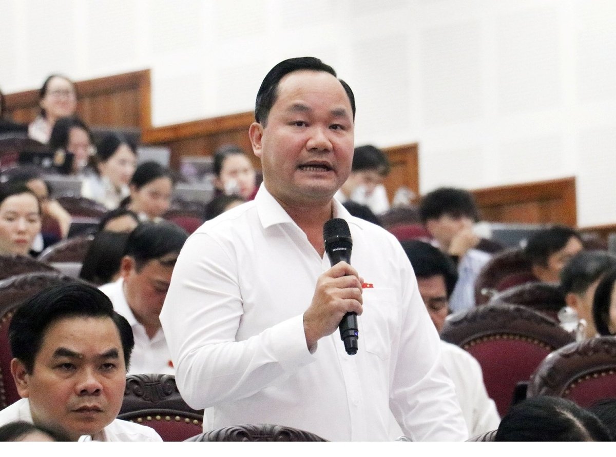 Ông Hoàng Quốc Việt, Giám đốc Sở Nông nghiệp và Môi trường tỉnh Nghệ An lý giải về nguyên tắc xây dựng Bảng giá đất trên địa bàn tỉnh. Ảnh: T. Quỳnh. Ông Hoàng Quốc Việt, Giám đốc Sở Nông nghiệp và Môi trường tỉnh Nghệ An lý giải về nguyên tắc xây dựng Bảng giá đất trên địa bàn tỉnh. Ảnh: T. Quỳnh.