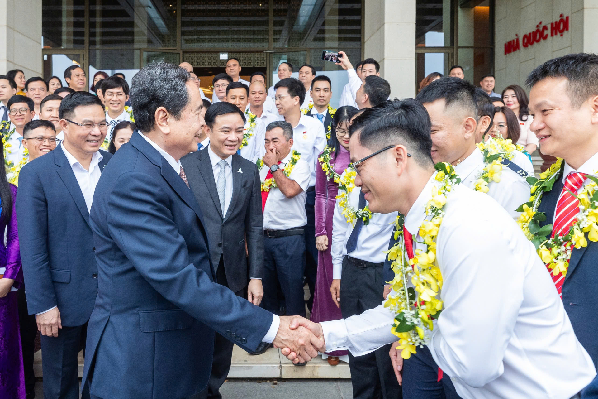 Chủ tịch Quốc hội Trần Thanh Mẫn bắt tay, động viên các kỹ sư dầu khí, trong đó có Nguyễn Thanh Ngoãn (NCSP). Ảnh: PV. Chủ tịch Quốc hội Trần Thanh Mẫn bắt tay, động viên các kỹ sư dầu khí, trong đó có Nguyễn Thanh Ngoãn (NCSP). Ảnh: PV.