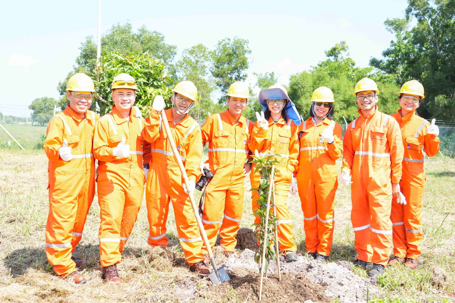 Đại diện lãnh đạo và cán bộ công nhân viên NCSP cùng trồng cây, phủ xanh cảnh quan nhà máy. Ảnh: PV. Đại diện lãnh đạo và cán bộ công nhân viên NCSP cùng trồng cây, phủ xanh cảnh quan nhà máy. Ảnh: PV.