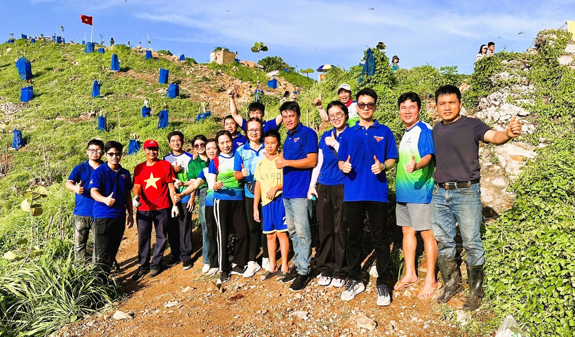 Đoàn viên thanh niên và cán bộ công nhân viên Trung tâm Dịch vụ Kỹ thuật - Năng lượng phủ xanh ven biển Vũng Tàu (TDKN) hăng hái tham gia trồng cây. Ảnh: PV. Đoàn viên thanh niên và cán bộ công nhân viên Trung tâm Dịch vụ Kỹ thuật - Năng lượng phủ xanh ven biển Vũng Tàu (TDKN) hăng hái tham gia trồng cây. Ảnh: PV.