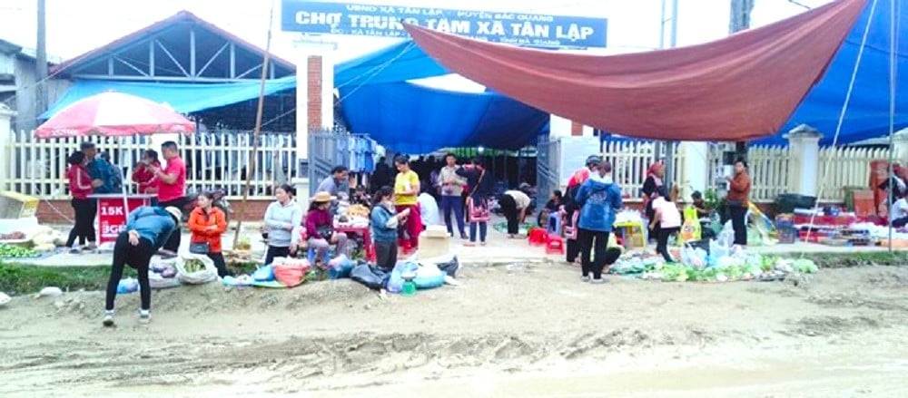Chợ Tân Lập - Từ mô hình đầu tư hiệu quả đến niềm tin của người dân. Ảnh: Sen Hồng. Chợ Tân Lập - Từ mô hình đầu tư hiệu quả đến niềm tin của người dân. Ảnh: Sen Hồng.