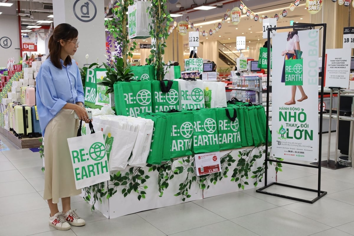 Hà Nội phấn đấu loại bỏ hoàn toàn sản phẩm nhựa dùng một lần vào năm 2031. Ảnh: Hoàng Hiền. Hà Nội phấn đấu loại bỏ hoàn toàn sản phẩm nhựa dùng một lần vào năm 2031. Ảnh: Hoàng Hiền.