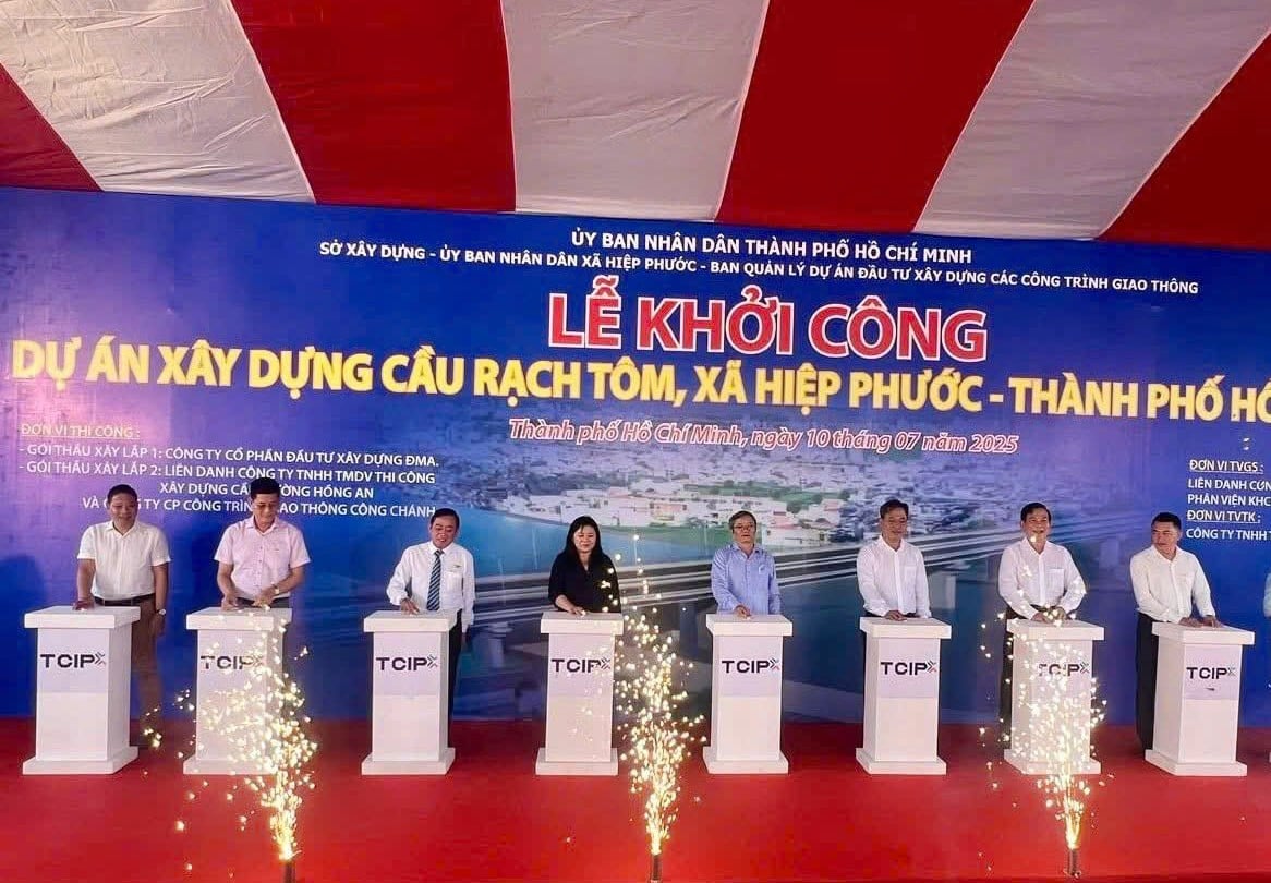 Các đại biểu thực hiện nghi thức khởi công. Ảnh: Thục Vy. Các đại biểu thực hiện nghi thức khởi công. Ảnh: Thục Vy.