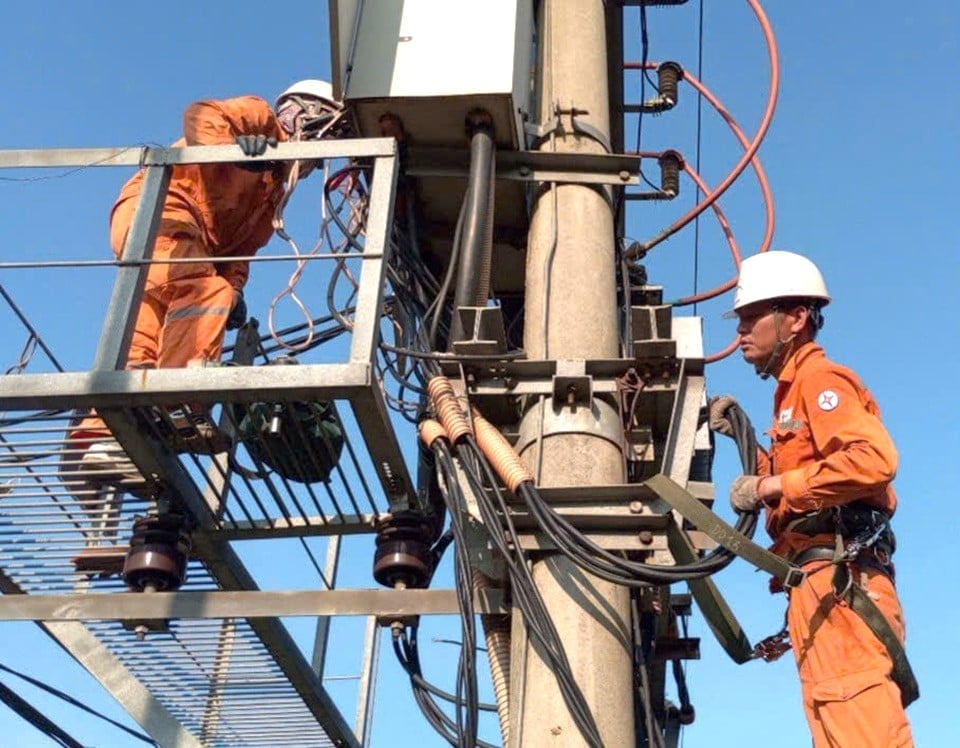Công nhân điện lực kiểm tra thiết bị giữa trưa nắng, đảm bảo vận hành an toàn lưới điện. Ảnh: PC Phú Thọ. Công nhân điện lực kiểm tra thiết bị giữa trưa nắng, đảm bảo vận hành an toàn lưới điện. Ảnh: PC Phú Thọ.