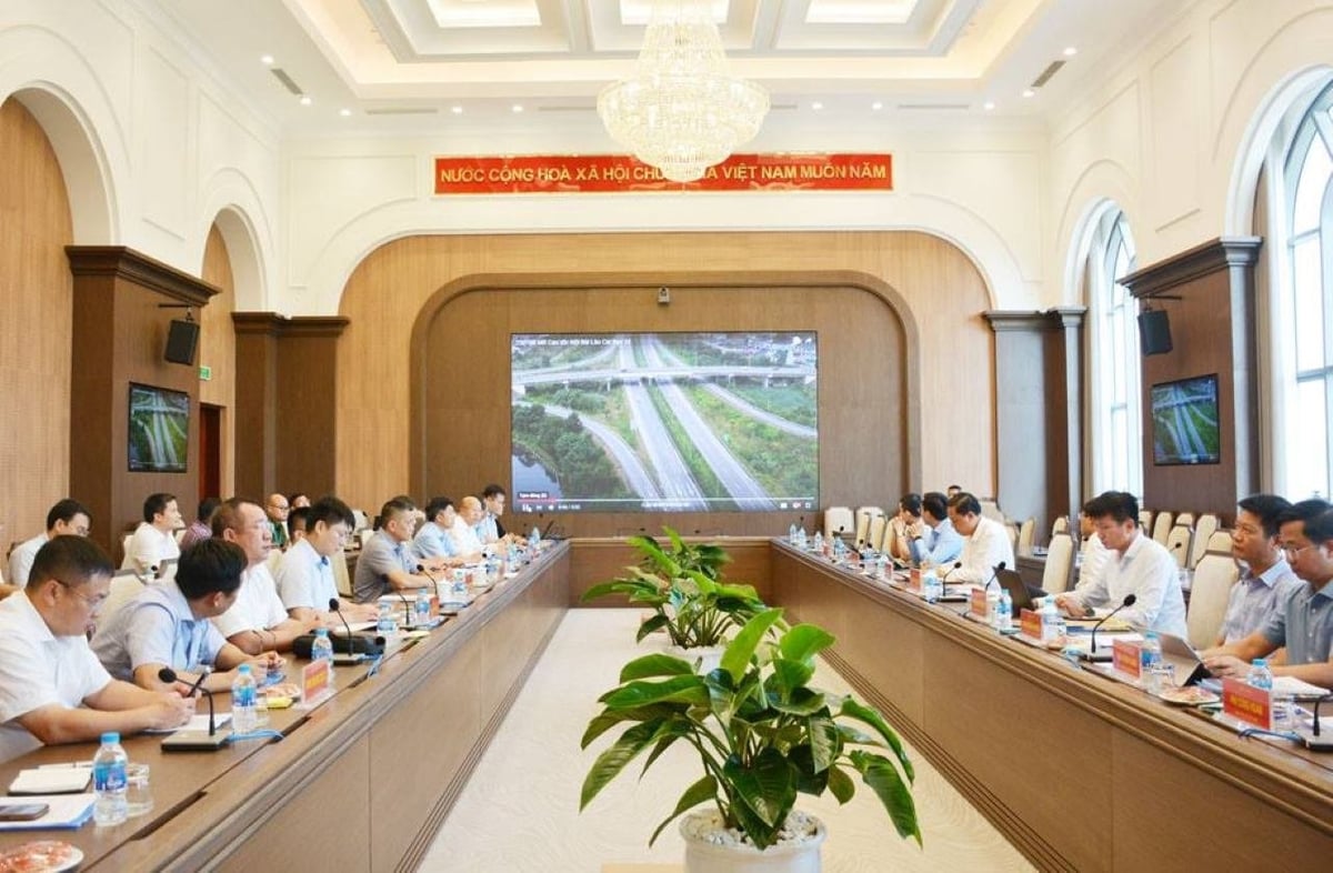 Tỉnh Yên Bái làm việc với Tổng Công ty Đầu tư phát triển đường cao tốc Việt Nam (VEC). Ảnh: Văn Đức. Tỉnh Yên Bái làm việc với Tổng Công ty Đầu tư phát triển đường cao tốc Việt Nam (VEC). Ảnh: Văn Đức.