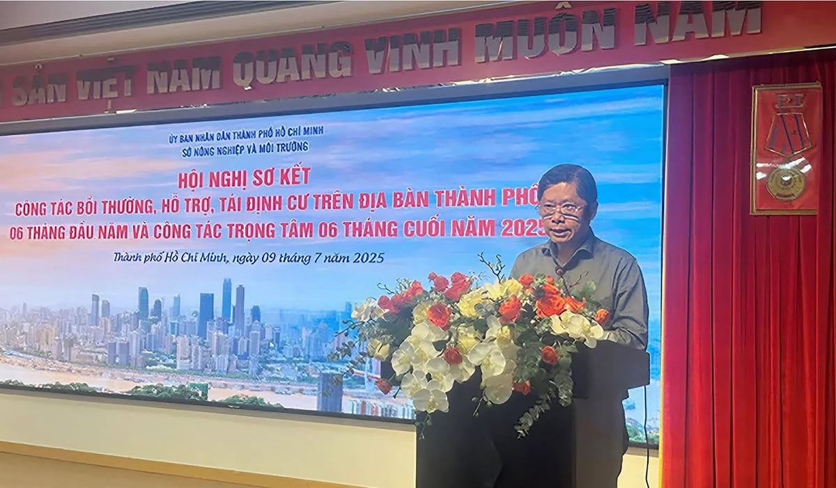 Ông Huỳnh Bá Trung Nam - Trưởng phòng Bồi thường, hỗ trợ, tái định cư (Sở Nông nghiệp và Môi trường TP.HCM) báo cáo tại Hội nghị. Ảnh: Tường Tú. Ông Huỳnh Bá Trung Nam - Trưởng phòng Bồi thường, hỗ trợ, tái định cư (Sở Nông nghiệp và Môi trường TP.HCM) báo cáo tại Hội nghị. Ảnh: Tường Tú.