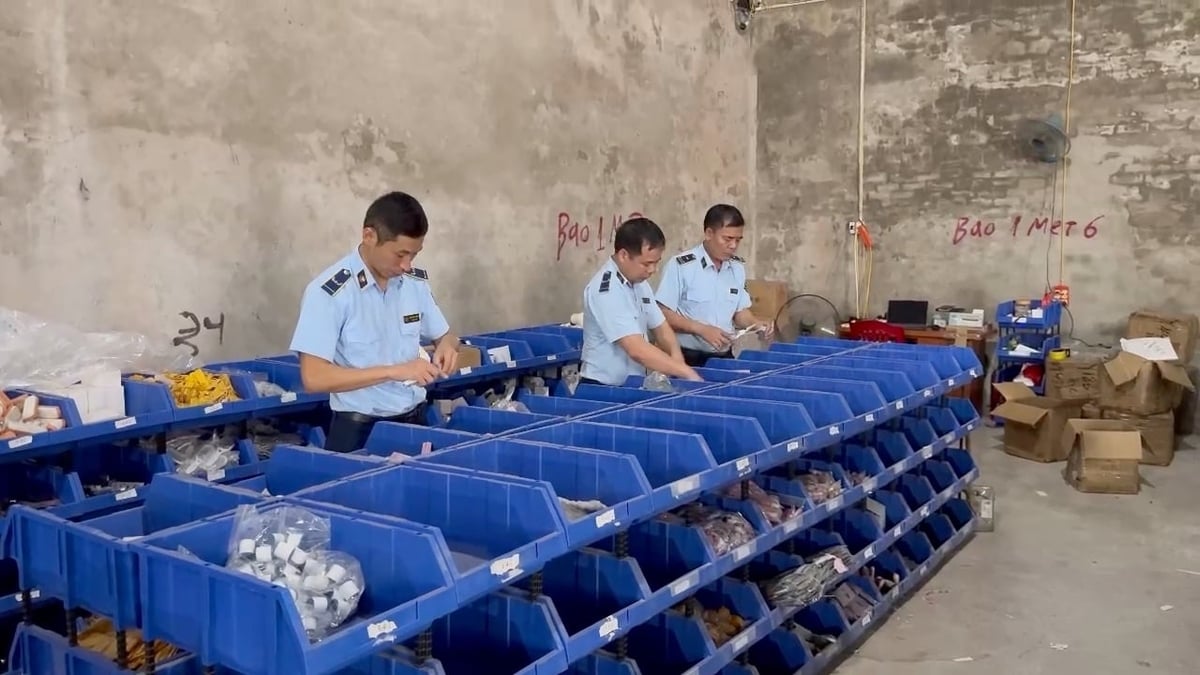 Lực lương chức năng kiểm đếm các sản phẩm nhập lậu. Ảnh: Cục Quản lý và Phát triển thị trường trong nước. Lực lương chức năng kiểm đếm các sản phẩm nhập lậu. Ảnh: Cục Quản lý và Phát triển thị trường trong nước.