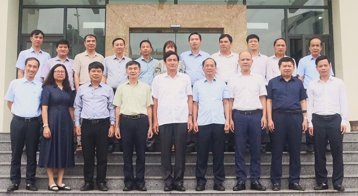 Thứ trưởng Trần Quý Kiên chụp ảnh lưu niệm cùng lãnh đạo một số đơn vị thuộc Bộ Nông nghiệp và Môi trường, lãnh đạo các đơn vị trực thuộc Cục Địa chất và Khoáng sản Việt Nam, lãnh đạo Liên đoàn Bản đồ và Địa chất biển miền Bắc cùng đại diện các đơn vị trực thuộc Liên đoàn. Ảnh: Lan Chi. Thứ trưởng Trần Quý Kiên chụp ảnh lưu niệm cùng lãnh đạo một số đơn vị thuộc Bộ Nông nghiệp và Môi trường, lãnh đạo các đơn vị trực thuộc Cục Địa chất và Khoáng sản Việt Nam, lãnh đạo Liên đoàn Bản đồ và Địa chất biển miền Bắc cùng đại diện các đơn vị trực thuộc Liên đoàn. Ảnh: Lan Chi.