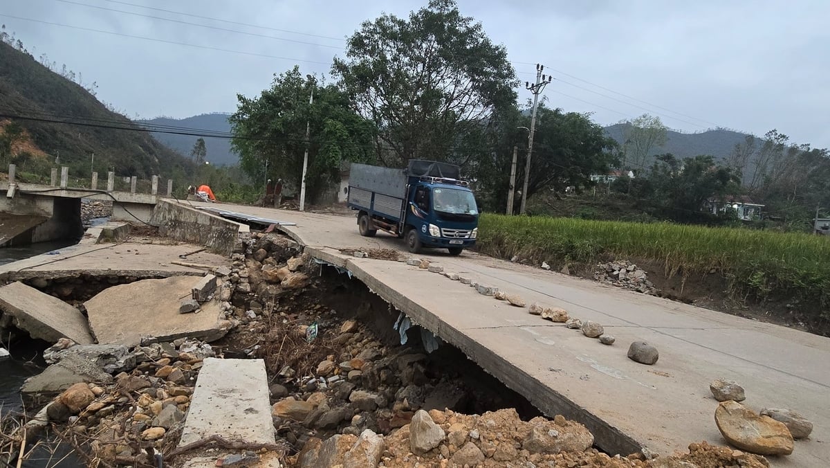 Tuyến kè, cầu và đường giao thông đoạn từ cầu Miếu Thán 2 đến đập tràn Miếu Thán cũng bị tàn phá nặng nề do ảnh hưởng bão số 3 đến nay chưa được khắc phục. Ảnh: Cường Vũ. Tuyến kè, cầu và đường giao thông đoạn từ cầu Miếu Thán 2 đến đập tràn Miếu Thán cũng bị tàn phá nặng nề do ảnh hưởng bão số 3 đến nay chưa được khắc phục. Ảnh: Cường Vũ.