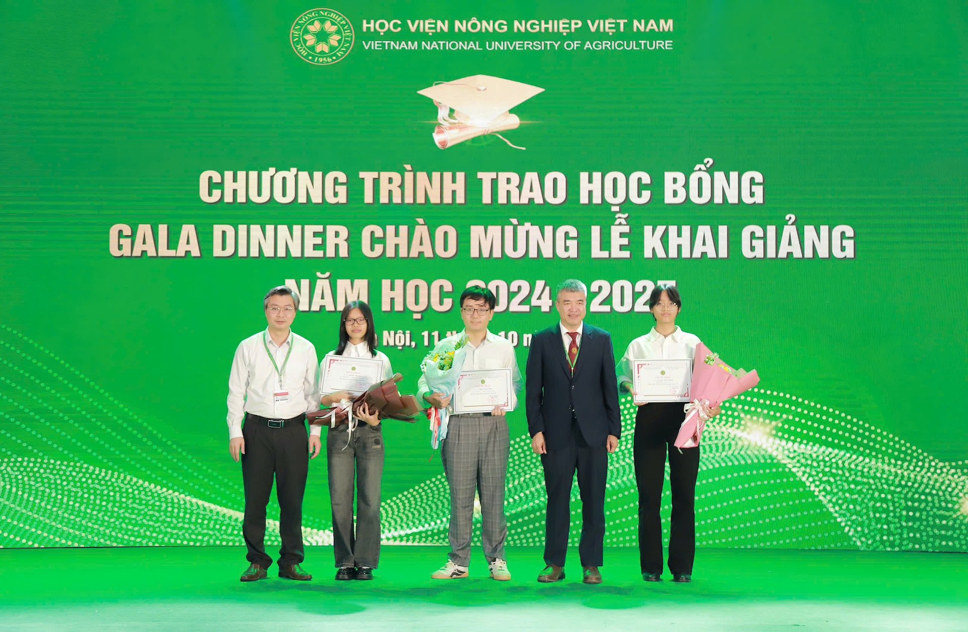 Trao học bổng Du học nước ngoài năm học 2024-2025. Ảnh: VNUA. Trao học bổng Du học nước ngoài năm học 2024-2025. Ảnh: VNUA.