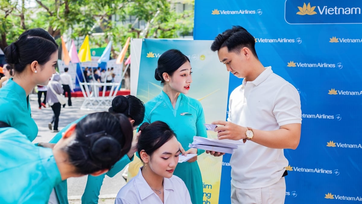 Gian hàng Vietnam Airlines thu hút đông sinh viên đến tìm hiểu thông tin tuyển dụng và tư vấn nghề nghiệp. Ảnh: Phạm Huy. Gian hàng Vietnam Airlines thu hút đông sinh viên đến tìm hiểu thông tin tuyển dụng và tư vấn nghề nghiệp. Ảnh: Phạm Huy.