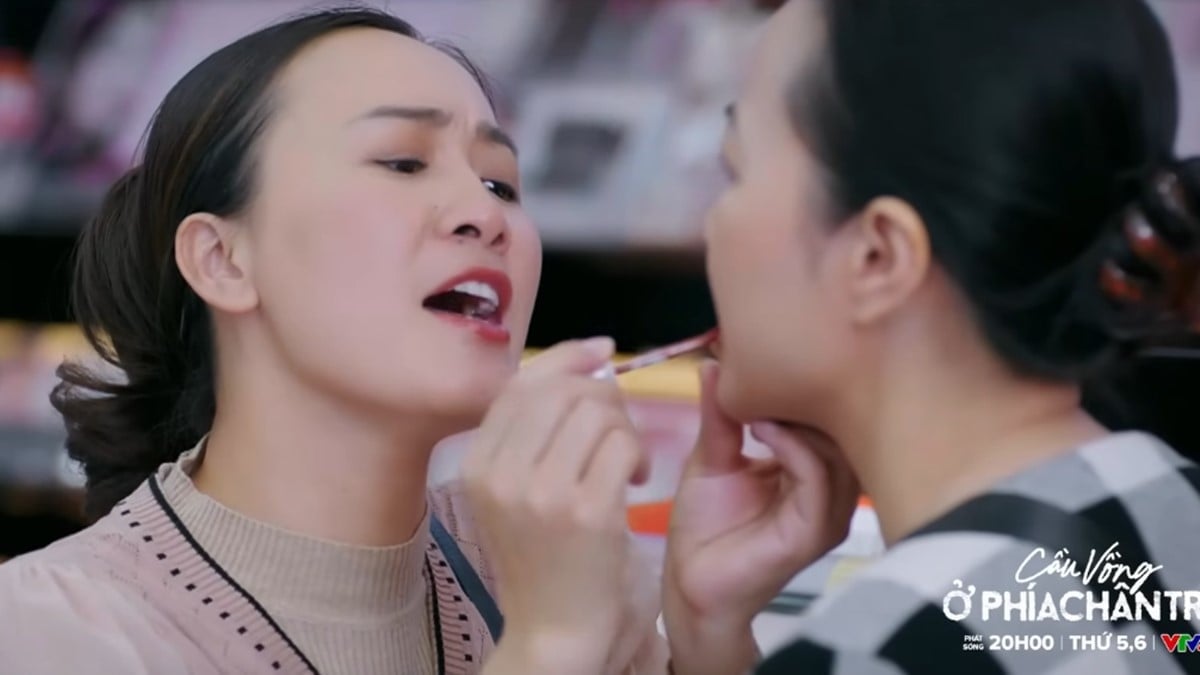 Chị Ngà hớn hở dẫn cô Tuyết vào thử son. Ảnh CMH Chị Ngà hớn hở dẫn cô Tuyết vào thử son. Ảnh CMH
