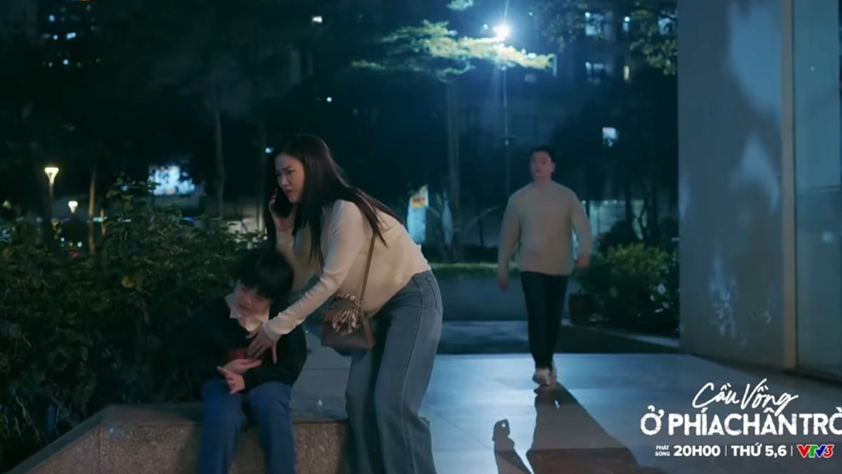 Oanh đưa con đi khám nhưng không bắt được xe. Ảnh CMH Oanh đưa con đi khám nhưng không bắt được xe. Ảnh CMH