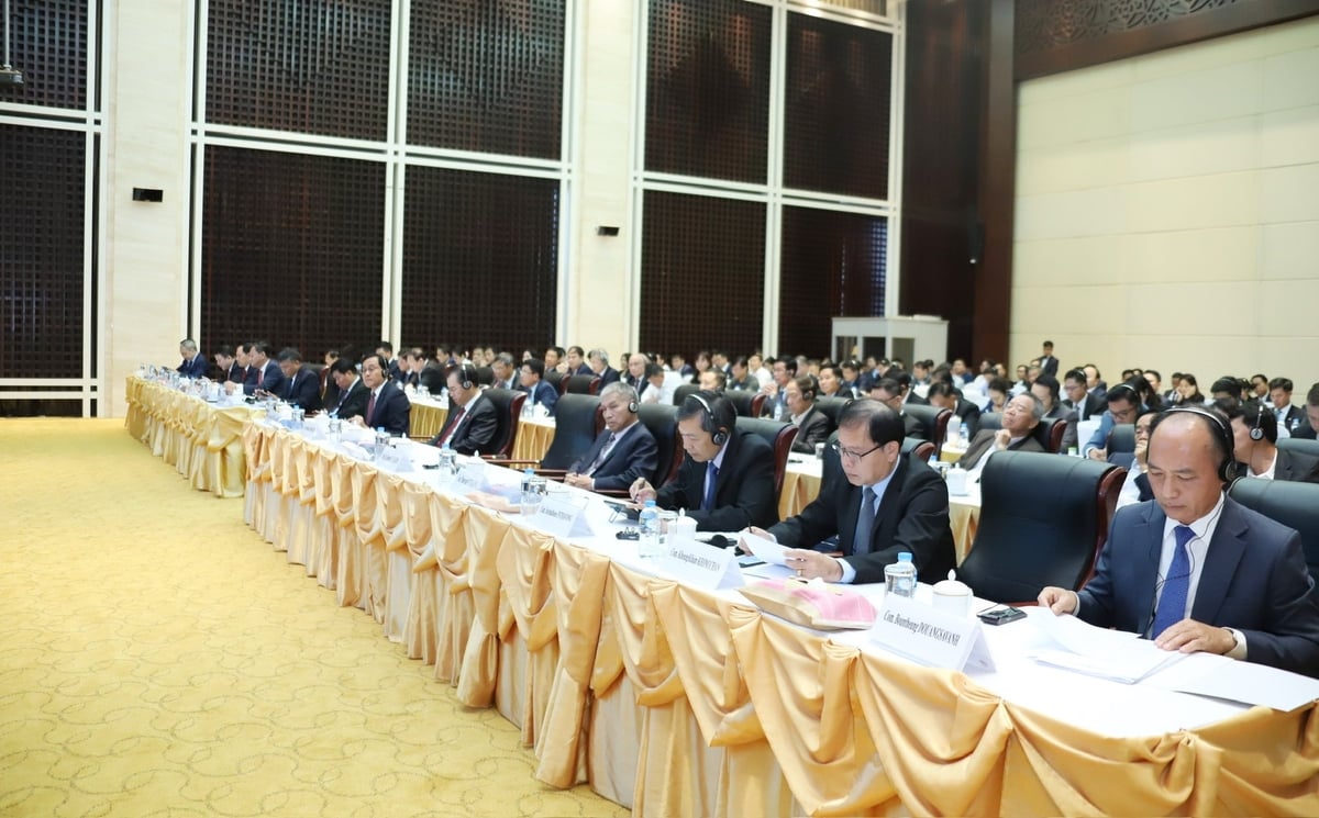 Lãnh đạo Chính phủ hai nước Việt Nam - Lào làm việc với các doanh nghiệp tiêu biểu của Việt Nam. Ảnh Vinachem.
