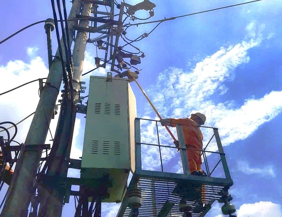 Bất chấp thời tiết khắc nghiệt, công nhân điện lực kiểm tra, sửa chữa, đảm bảo nguồn điện cho người dân. Ảnh: PC Phú Thọ. Bất chấp thời tiết khắc nghiệt, công nhân điện lực kiểm tra, sửa chữa, đảm bảo nguồn điện cho người dân. Ảnh: PC Phú Thọ.