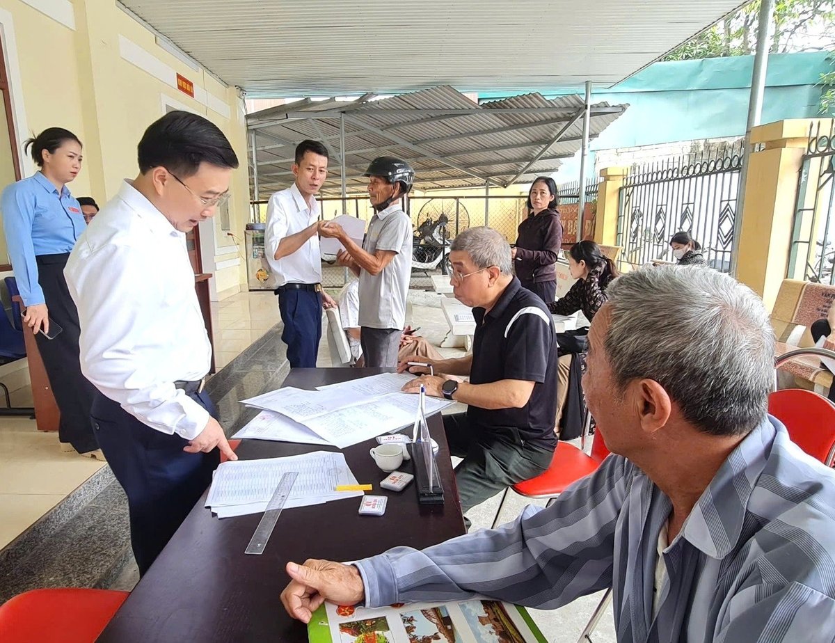 Lãnh đạo Sở Nông nghiệp và Môi trường Tuyên Quang nắm bắt tình hình thực hiện thủ tục hành chính tại phường Minh Xuân. Ảnh: Đào Thanh. Lãnh đạo Sở Nông nghiệp và Môi trường Tuyên Quang nắm bắt tình hình thực hiện thủ tục hành chính tại phường Minh Xuân. Ảnh: Đào Thanh.