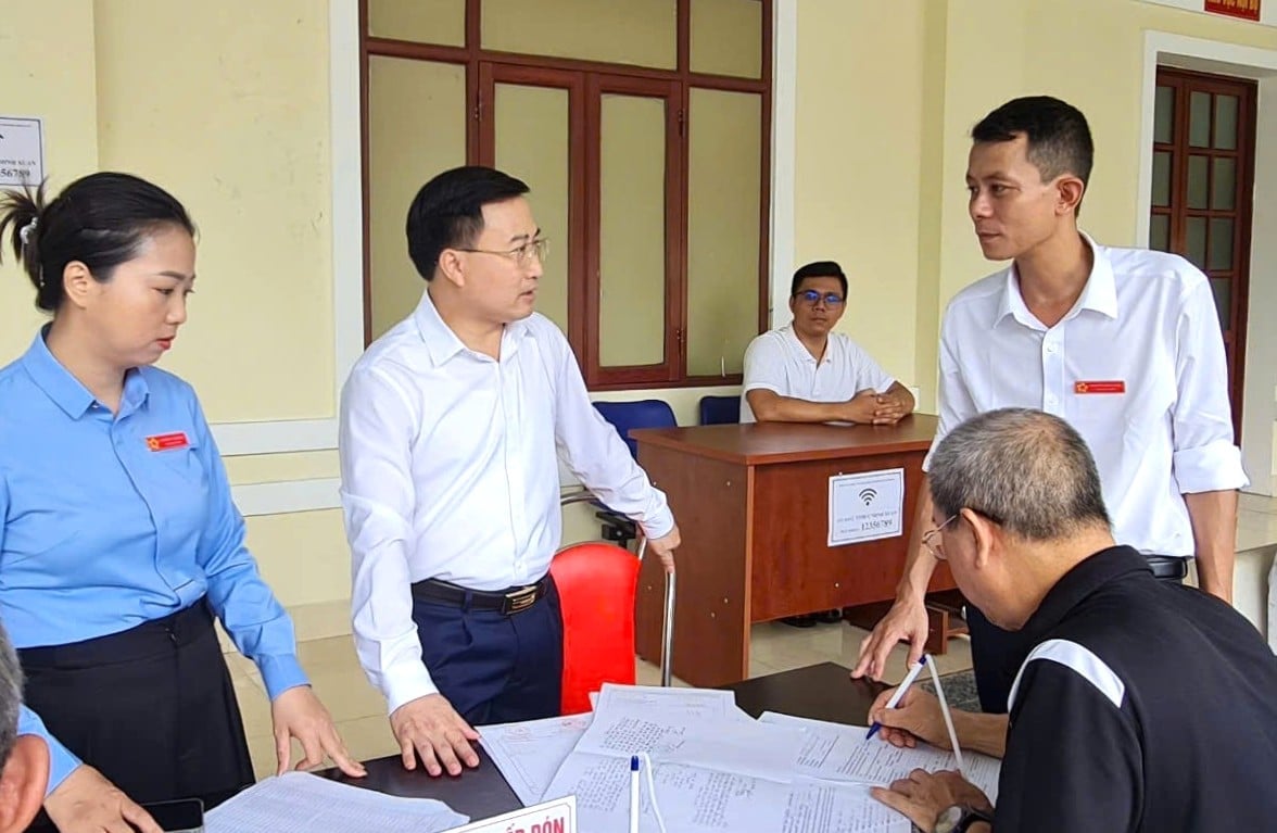 Sở Nông nghiệp và Môi trường Tuyên Quang đã lập nhóm zalo 'Lãnh đạo Sở và 124 Chủ tịch xã, phường'; tổ chức lớp tập huấn để đồng hành cùng cấp xã giải quyết những khó khăn, vướng mắc trong giai đoạn đầu triển khai chính quyền 2 cấp tại Tuyên Quang. Ảnh: Đào Thanh. Sở Nông nghiệp và Môi trường Tuyên Quang đã lập nhóm zalo 'Lãnh đạo Sở và 124 Chủ tịch xã, phường'; tổ chức lớp tập huấn để đồng hành cùng cấp xã giải quyết những khó khăn, vướng mắc trong giai đoạn đầu triển khai chính quyền 2 cấp tại Tuyên Quang. Ảnh: Đào Thanh.