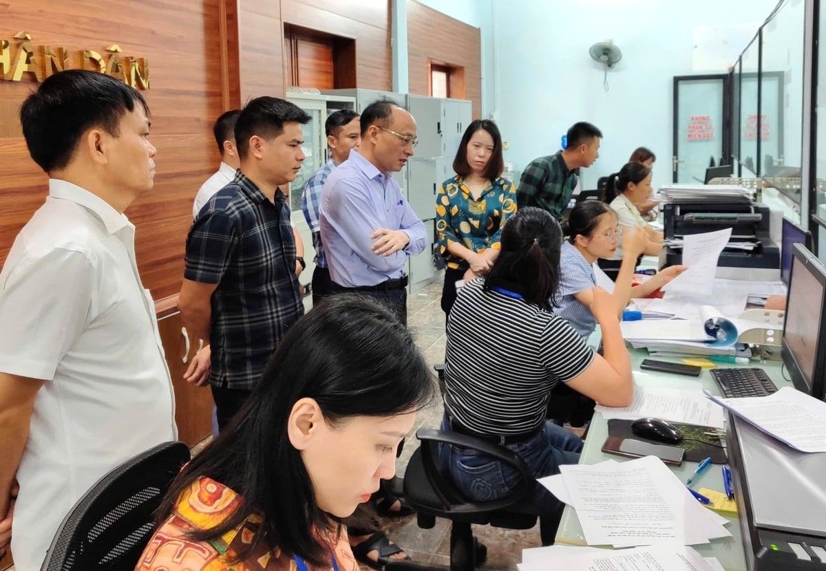 Tại phường Hà Giang 2, các thủ tục hành chính liên quan đến lĩnh vực nông nghiệp và môi trường được cán bộ chuyên môn nỗ lực giải quyết kịp thời, dứt điểm cho người dân và doanh nghiệp đến giao dịch. Ảnh: Đào Thanh. Tại phường Hà Giang 2, các thủ tục hành chính liên quan đến lĩnh vực nông nghiệp và môi trường được cán bộ chuyên môn nỗ lực giải quyết kịp thời, dứt điểm cho người dân và doanh nghiệp đến giao dịch. Ảnh: Đào Thanh.