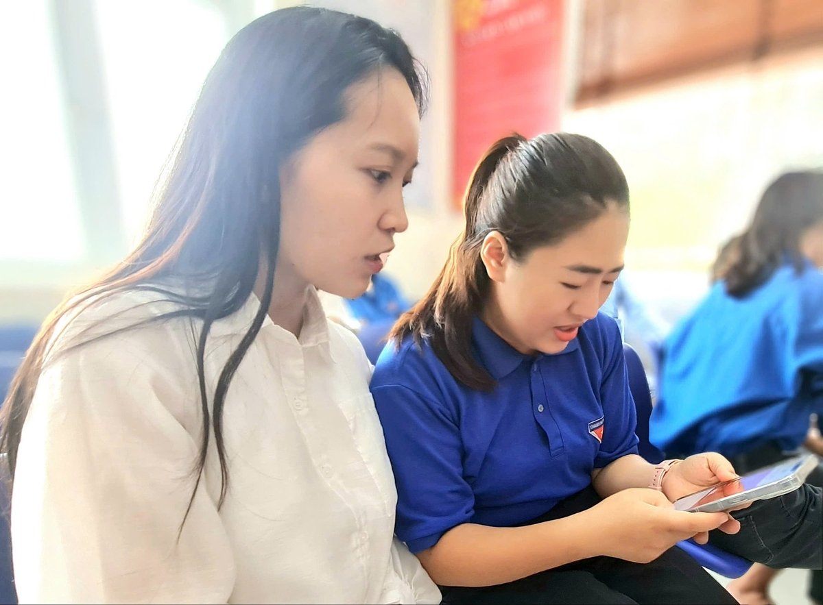 Tại phường An Tường, ngoài cán bộ chuyên môn, lực lượng đoàn viên thanh niên luôn sát cánh, đồng hành hỗ trợ người dân giải quyết những thắc mắc liên quan đến thủ tục hành chính. Ảnh: Đào Thanh. Tại phường An Tường, ngoài cán bộ chuyên môn, lực lượng đoàn viên thanh niên luôn sát cánh, đồng hành hỗ trợ người dân giải quyết những thắc mắc liên quan đến thủ tục hành chính. Ảnh: Đào Thanh.