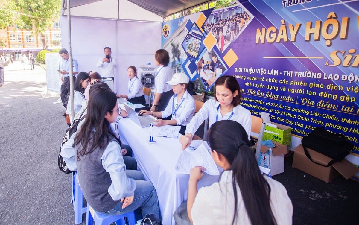 Sinh viên Trường Đại học Kinh tế, Đại học Đà Nẵng đăng ký phỏng vấn tuyển dụng tại Ngày hội việc làm sinh viên lần thứ 9 năm 2025. Ảnh: Phạm Huy. Sinh viên Trường Đại học Kinh tế, Đại học Đà Nẵng đăng ký phỏng vấn tuyển dụng tại Ngày hội việc làm sinh viên lần thứ 9 năm 2025. Ảnh: Phạm Huy.