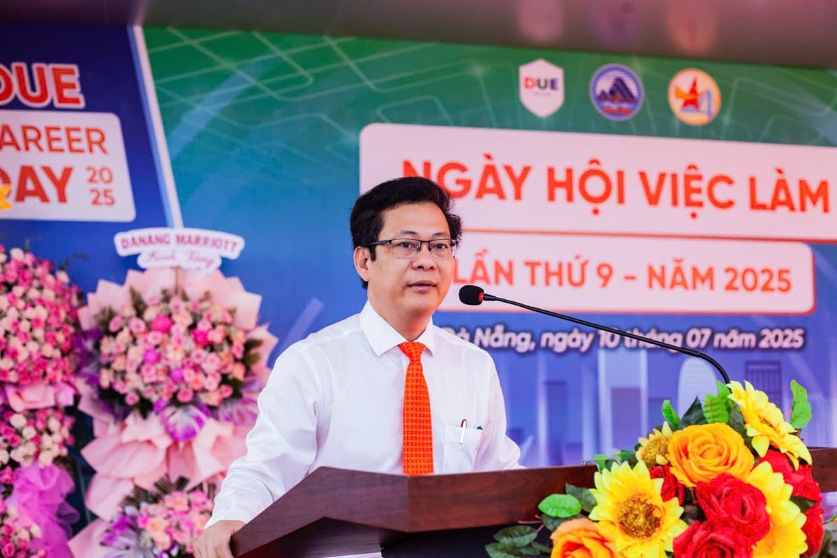 PGS.TS Lê Văn Huy - Hiệu trưởng Trường ĐH Kinh tế, ĐH Đà Nẵng phát biểu tại ngày hội. Ảnh: Phạm Huy. PGS.TS Lê Văn Huy - Hiệu trưởng Trường ĐH Kinh tế, ĐH Đà Nẵng phát biểu tại ngày hội. Ảnh: Phạm Huy.