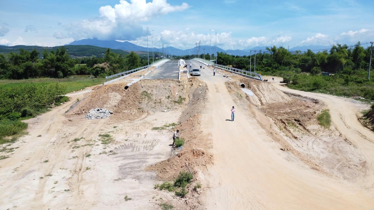 Phần đường dẫn lên cầu chưa thi công, dốc cao, đất đá lởm chởm người và phương tiện qua lại khó khăn, tiềm ẩn nguy cơ mất an toàn giao thông. Ảnh: Lan Anh Phần đường dẫn lên cầu chưa thi công, dốc cao, đất đá lởm chởm người và phương tiện qua lại khó khăn, tiềm ẩn nguy cơ mất an toàn giao thông. Ảnh: Lan Anh