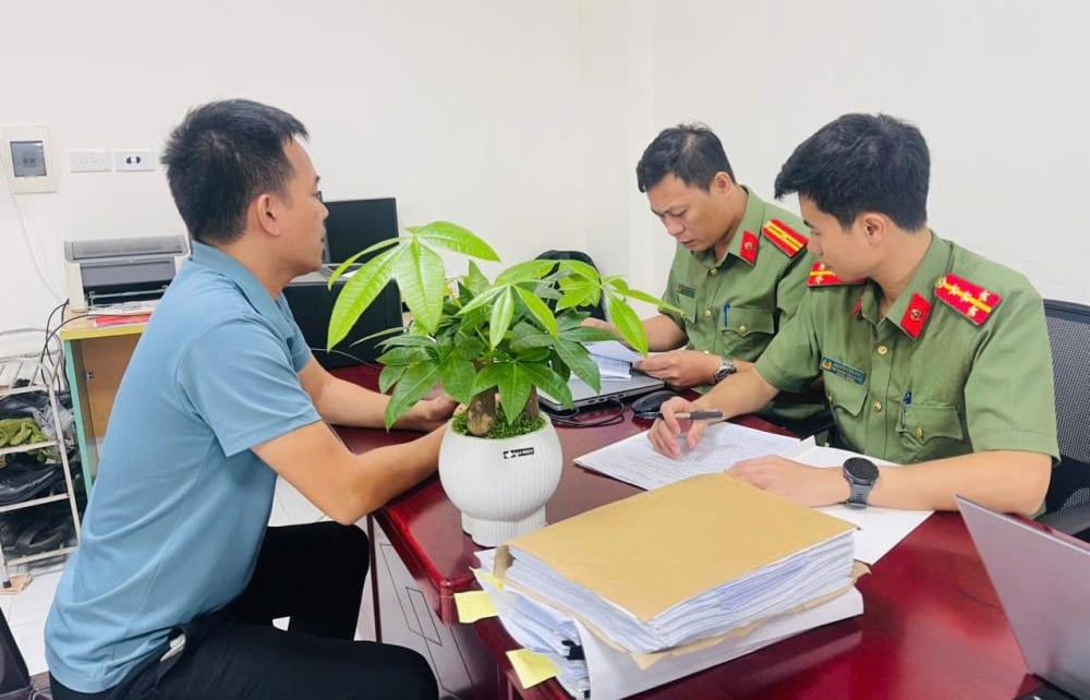 Cơ quan An ninh điều tra làm việc với đối tượng tổ chức đưa người Việt Nam sang nước ngoài trái phép. Ảnh: Công an tỉnh Hà Tĩnh. Cơ quan An ninh điều tra làm việc với đối tượng tổ chức đưa người Việt Nam sang nước ngoài trái phép. Ảnh: Công an tỉnh Hà Tĩnh.