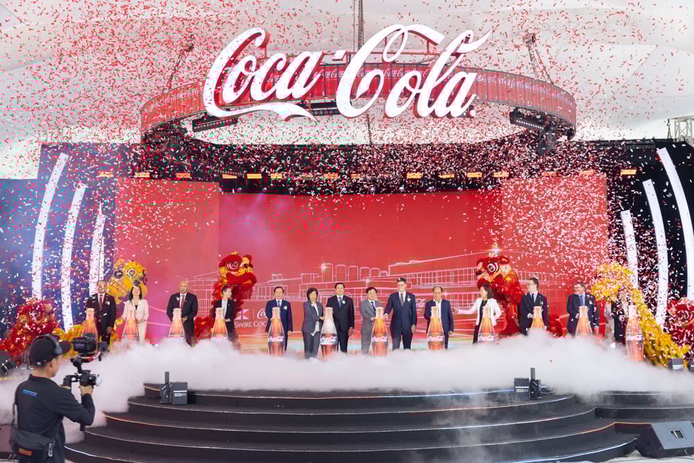 Các đại biểu thực hiện nghi thức khánh thành Nhà máy Coca-Cola miền Nam. Ảnh: Coca-Cola Việt Nam. Các đại biểu thực hiện nghi thức khánh thành Nhà máy Coca-Cola miền Nam. Ảnh: Coca-Cola Việt Nam.
