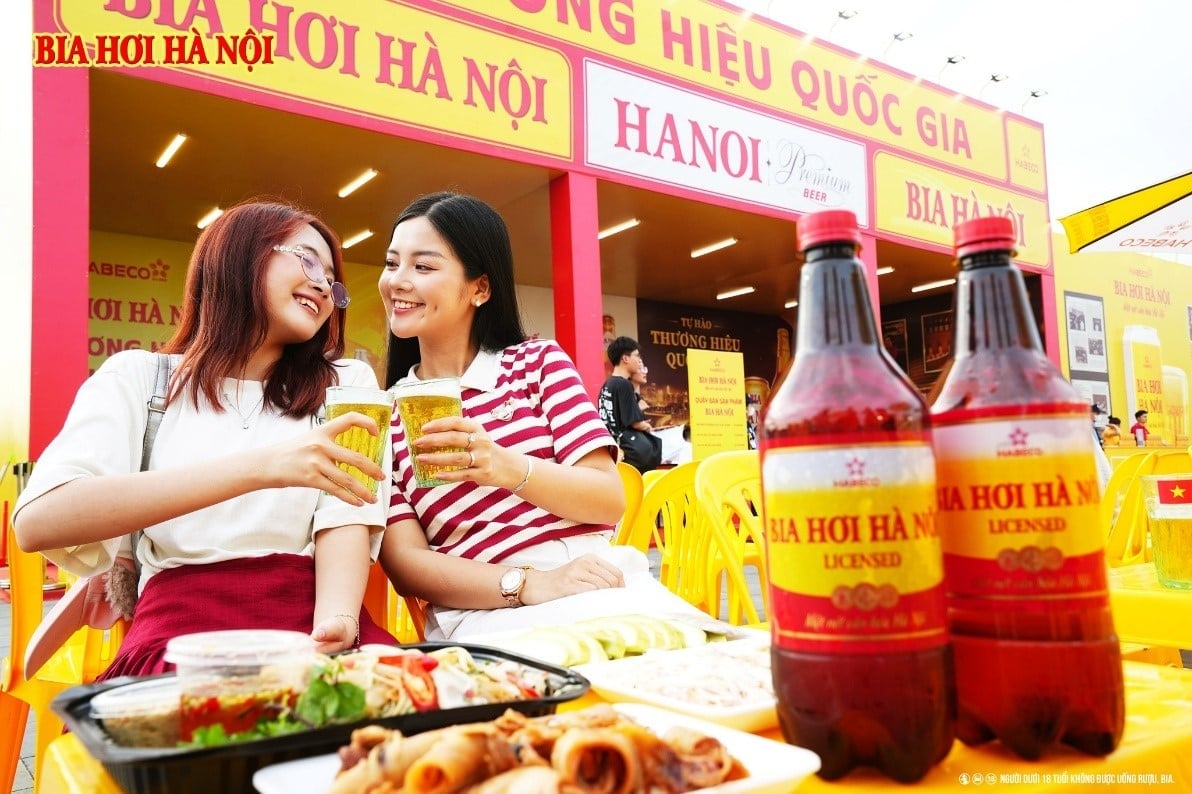 Bia hơi Hà Nội trở thành biểu tượng đại diện cho sự thân thiện, gần gũi, bình dị và tinh thần sẻ chia của người Việt. Ảnh: Habeco. Bia hơi Hà Nội trở thành biểu tượng đại diện cho sự thân thiện, gần gũi, bình dị và tinh thần sẻ chia của người Việt. Ảnh: Habeco.