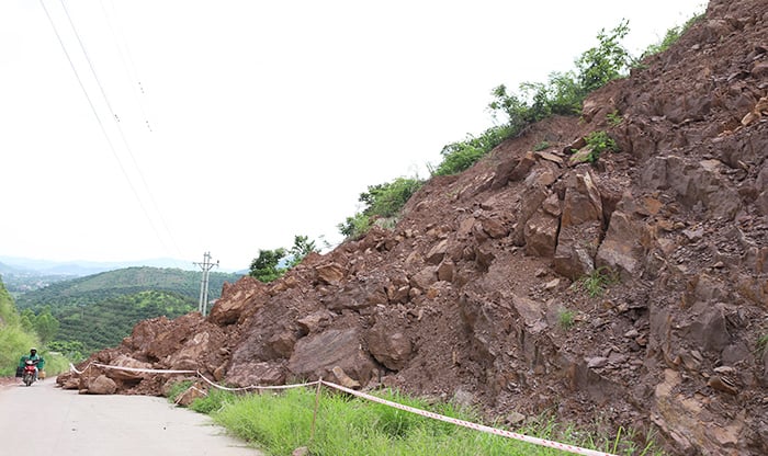 Vị trí sạt lở xảy ra tại khu vực đèo Khuân Hin nằm trên tuyến đường ĐH 84 đoạn từ xã Lục Ngạn sang xã Biển Động. Ảnh: Cổng thông tin tỉnh Bắc Ninh. Vị trí sạt lở xảy ra tại khu vực đèo Khuân Hin nằm trên tuyến đường ĐH 84 đoạn từ xã Lục Ngạn sang xã Biển Động. Ảnh: Cổng thông tin tỉnh Bắc Ninh.