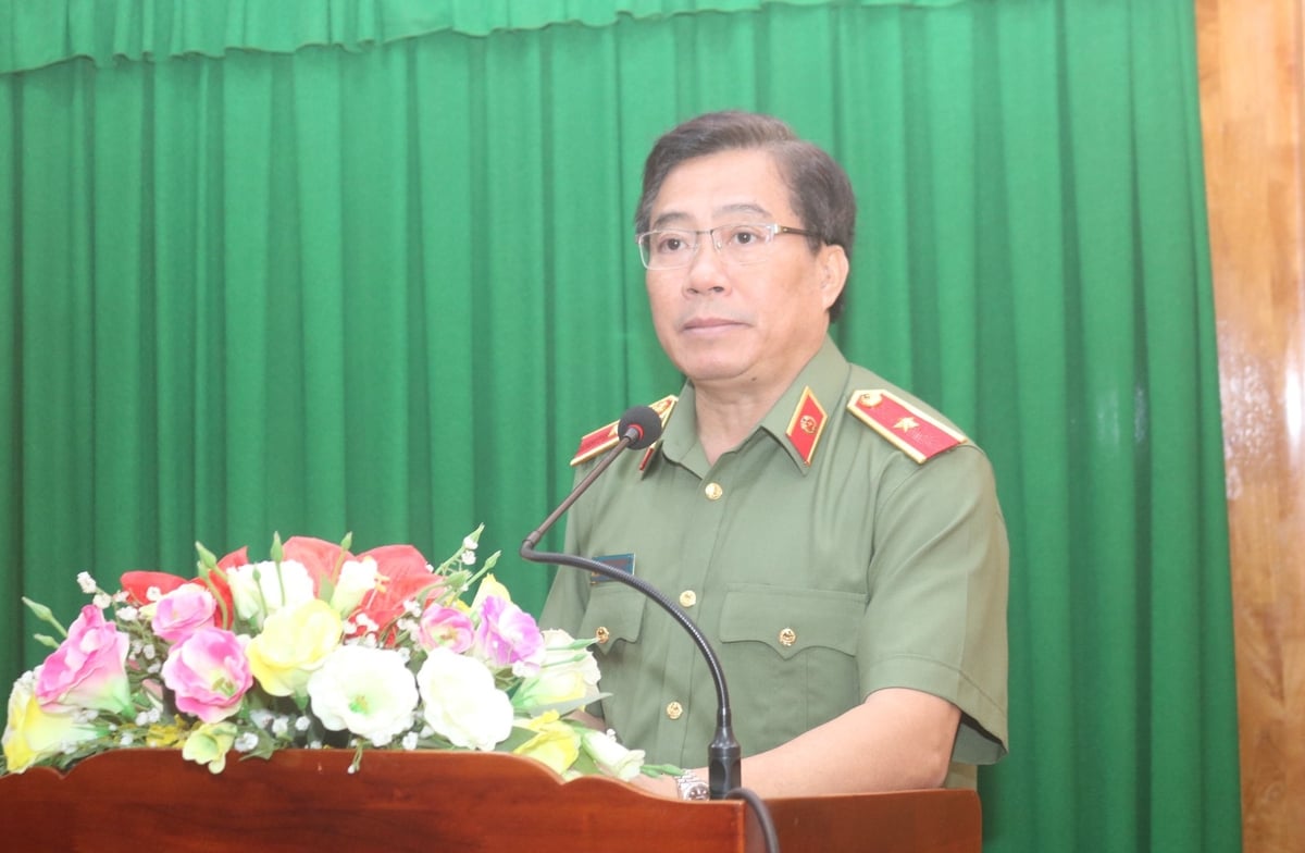 Thiếu tướng Nguyễn Thanh Hải, Giám đốc Công an tỉnh Vĩnh Long, phát biểu chỉ đạo các nhiệm vụ của ngành Công an tỉnh trong 6 tháng cuối năm. Ảnh: Văn Vĩnh. Thiếu tướng Nguyễn Thanh Hải, Giám đốc Công an tỉnh Vĩnh Long, phát biểu chỉ đạo các nhiệm vụ của ngành Công an tỉnh trong 6 tháng cuối năm. Ảnh: Văn Vĩnh.