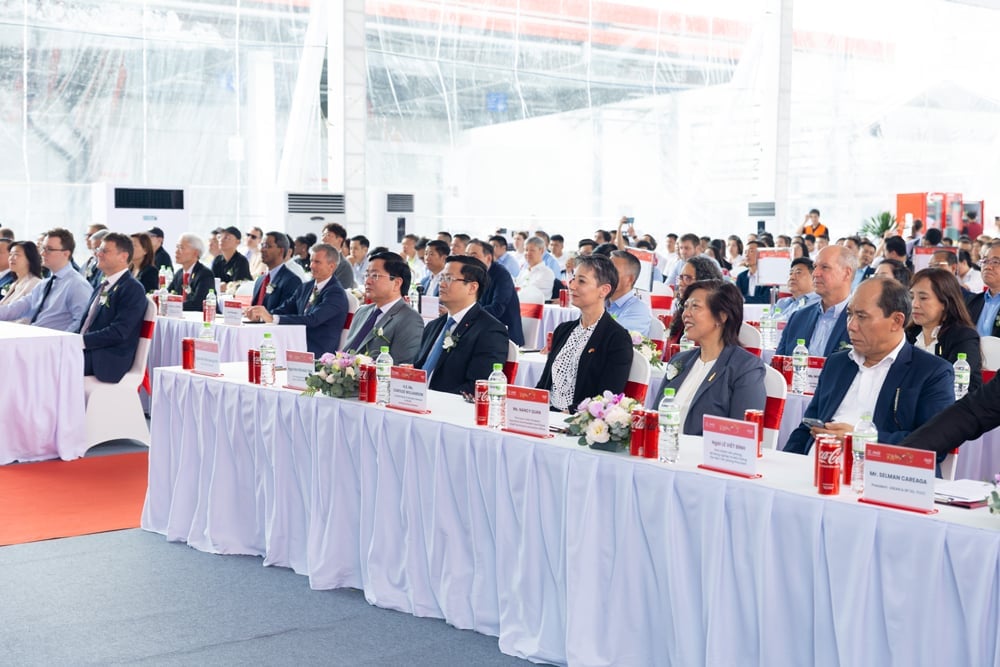 Các đại biểu và lãnh đạo cấp cao tham dự Lễ khánh thành Nhà máy Coca-Cola Miền Nam. Ảnh: Coca-Cola Việt Nam. Các đại biểu và lãnh đạo cấp cao tham dự Lễ khánh thành Nhà máy Coca-Cola Miền Nam. Ảnh: Coca-Cola Việt Nam.