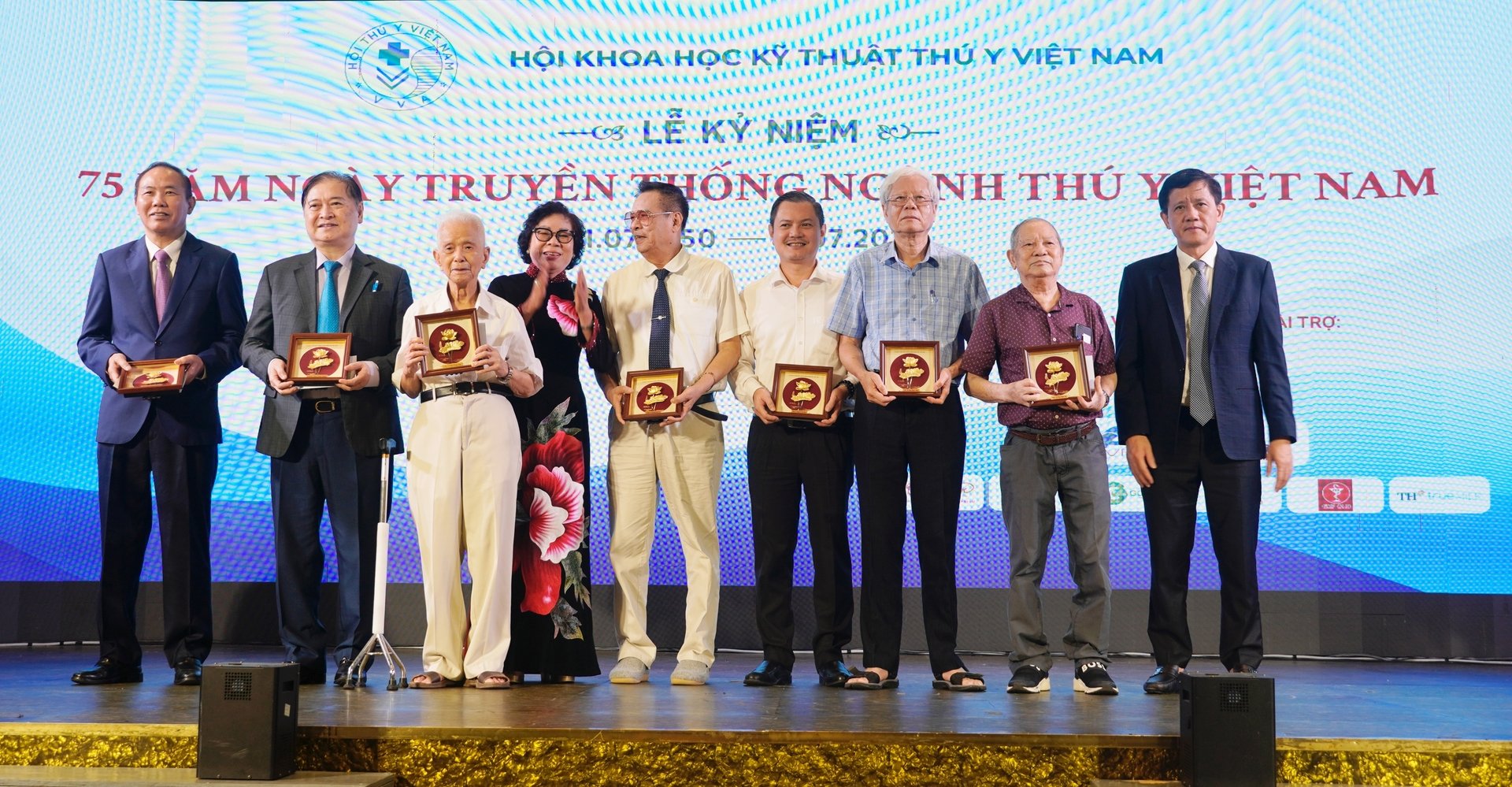 Hội Khoa học Kỹ thuật Thú y Việt Nam tri ân những cá nhân tiêu biểu có nhiều đóng góp tích cực cho ngành Thú y trong thời gian qua. Ảnh: Hồng Thắm.