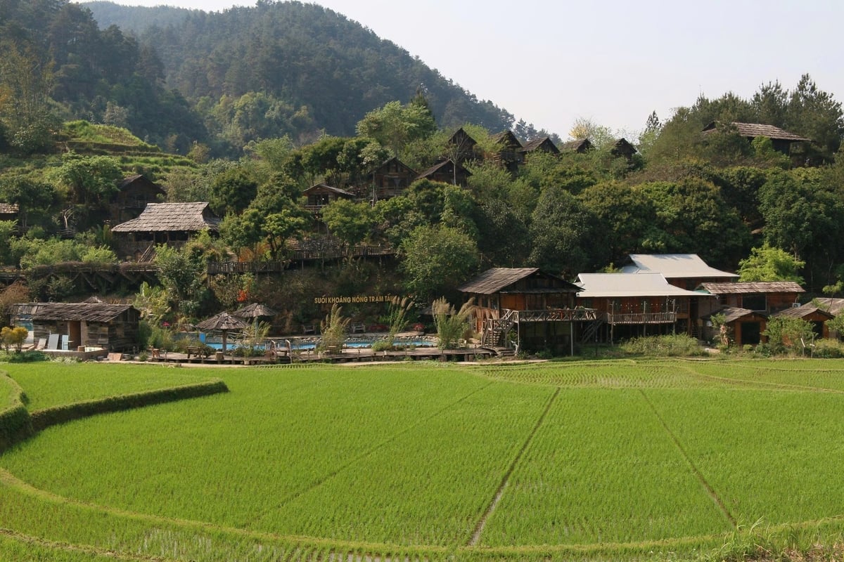 Khu du lịch suối khoáng nóng Trạm Tấu ở xã Hạnh Phúc nằm giữa núi rừng, không gian phía trước là những thửa ruộng bậc thang. Ảnh: Thanh Tiến.