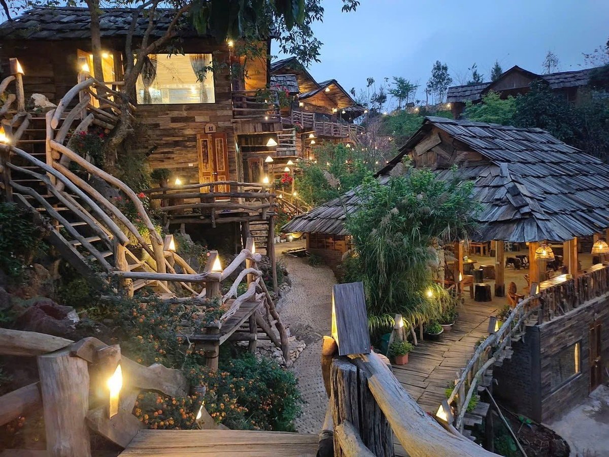 Những bungalow được thiết kế từ các vật liệu tự nhiên bản địa như đá, gỗ pơ mu cổ. Ảnh: Thanh Tiến.