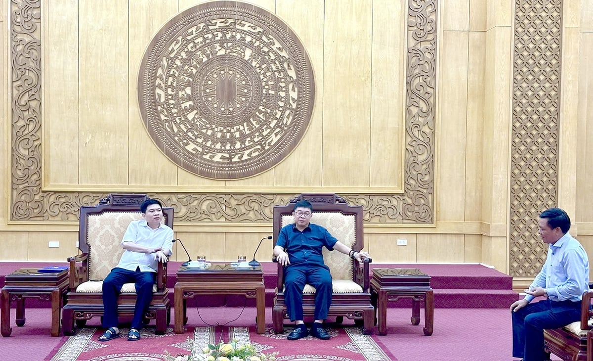 Ông Trương Quốc Huy - Bí thư Tỉnh ủy Ninh Bình nghe báo cáo tình hình triển khai các dự án trên địa bàn. Ảnh: EVNNPT. Ông Trương Quốc Huy - Bí thư Tỉnh ủy Ninh Bình nghe báo cáo tình hình triển khai các dự án trên địa bàn. Ảnh: EVNNPT.
